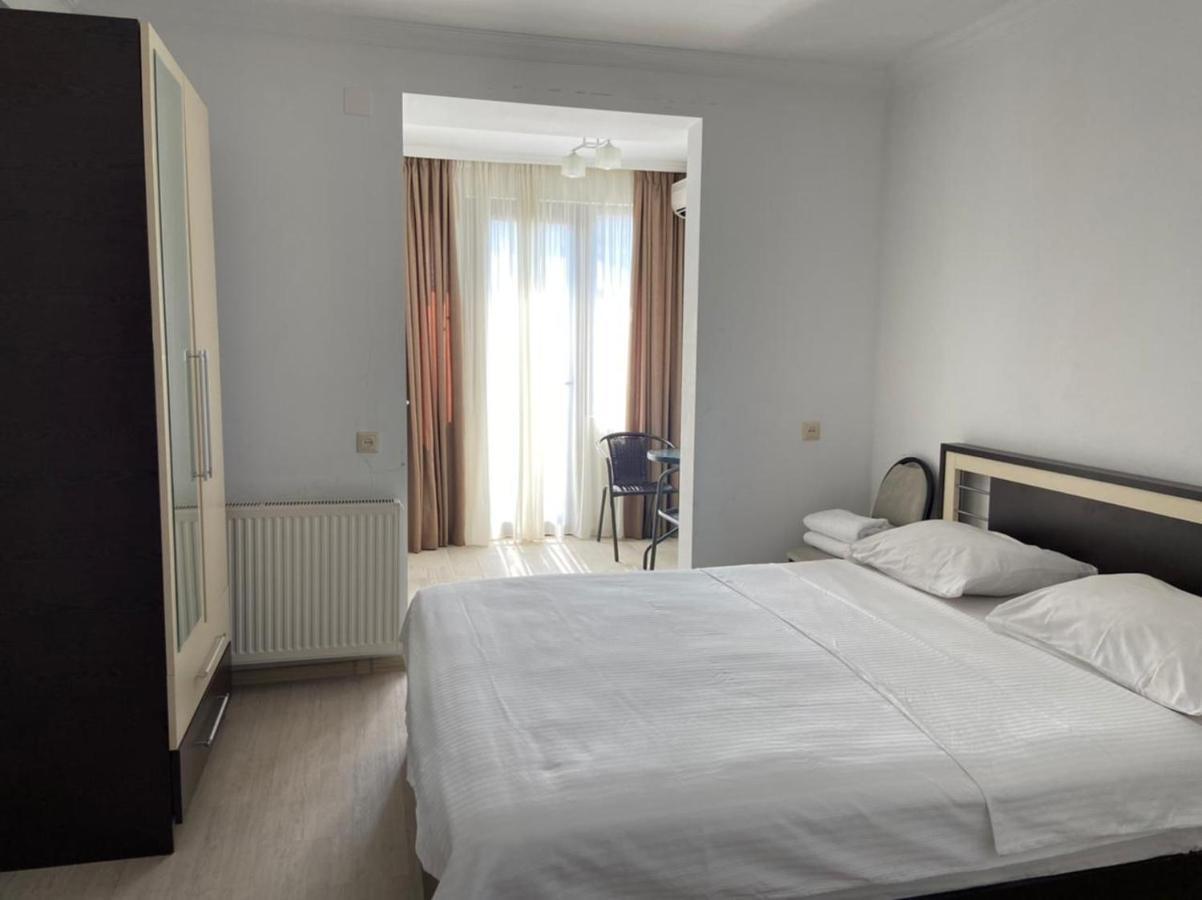 Gulnasi'S Guesthouse Batumi Bagian luar foto