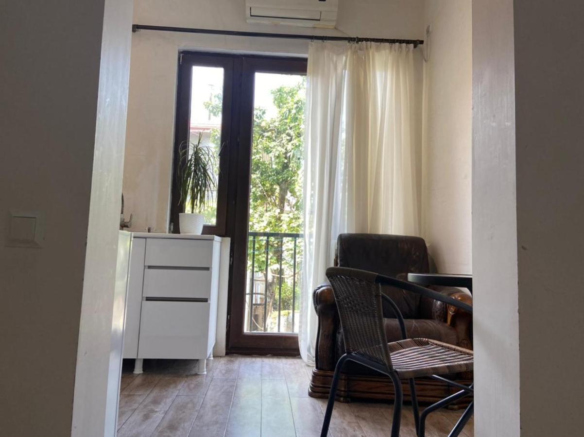 Gulnasi'S Guesthouse Batumi Bagian luar foto