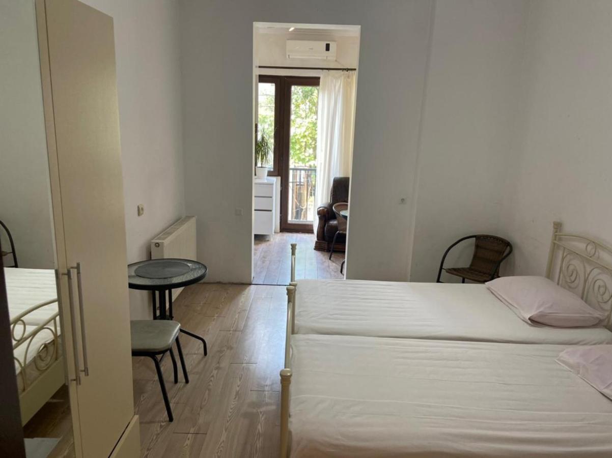 Gulnasi'S Guesthouse Batumi Bagian luar foto