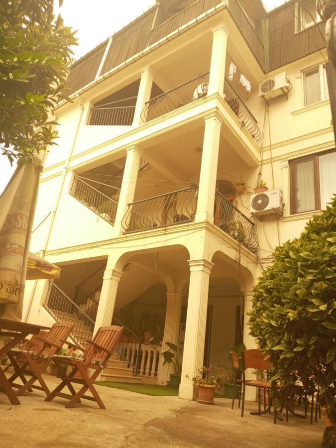 Gulnasi'S Guesthouse Batumi Bagian luar foto