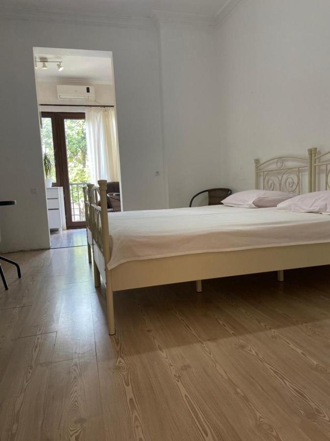 Gulnasi'S Guesthouse Batumi Bagian luar foto