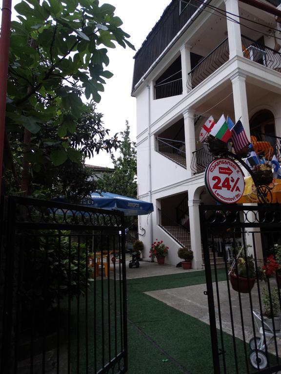 Gulnasi'S Guesthouse Batumi Bagian luar foto