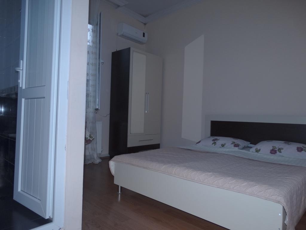 Gulnasi'S Guesthouse Batumi Bagian luar foto