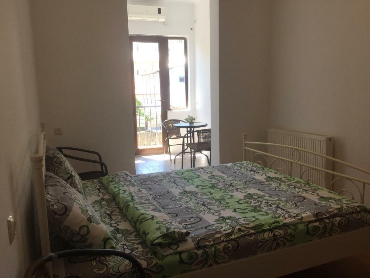 Gulnasi'S Guesthouse Batumi Bagian luar foto