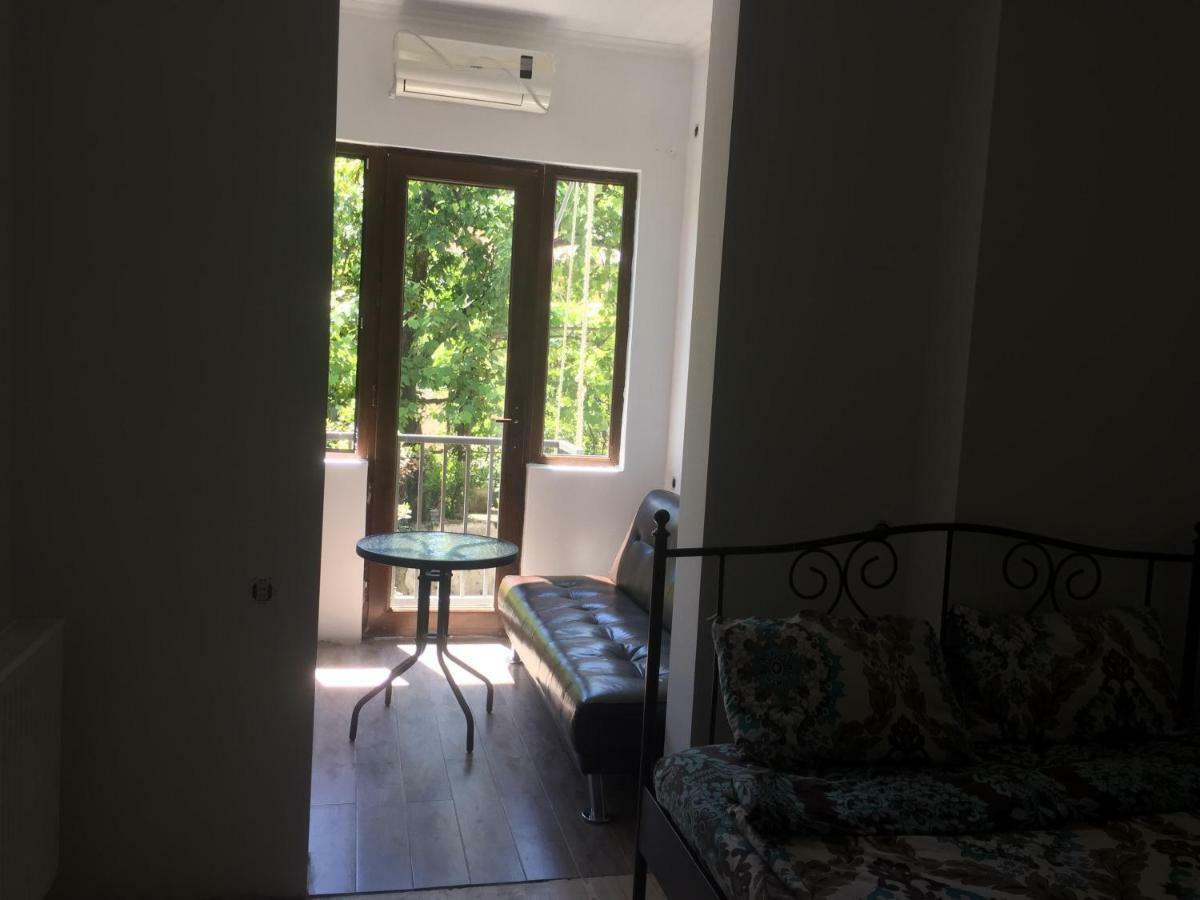 Gulnasi'S Guesthouse Batumi Bagian luar foto