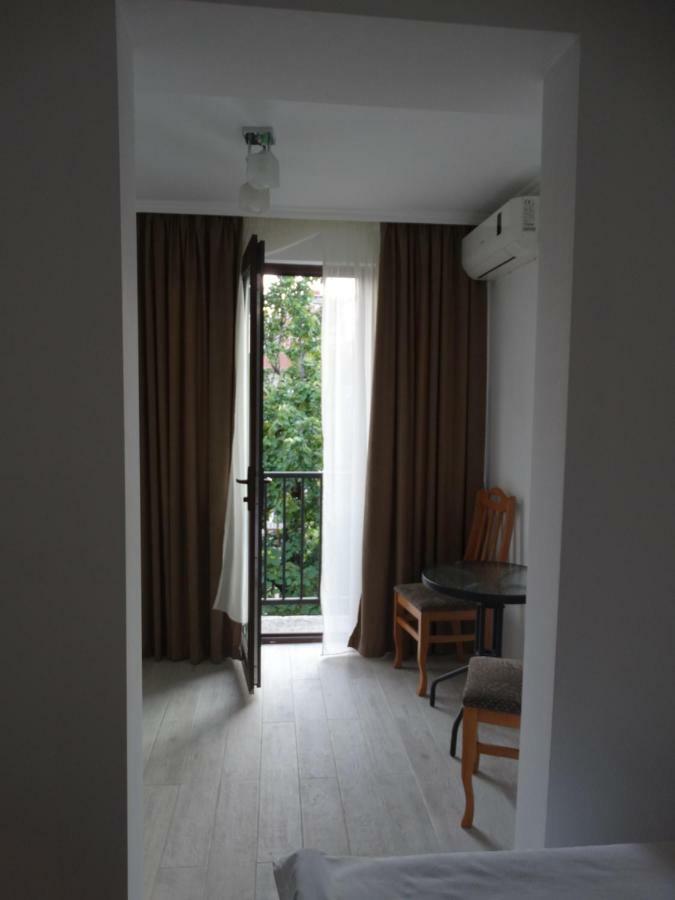 Gulnasi'S Guesthouse Batumi Bagian luar foto