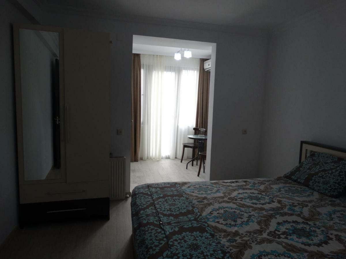 Gulnasi'S Guesthouse Batumi Bagian luar foto