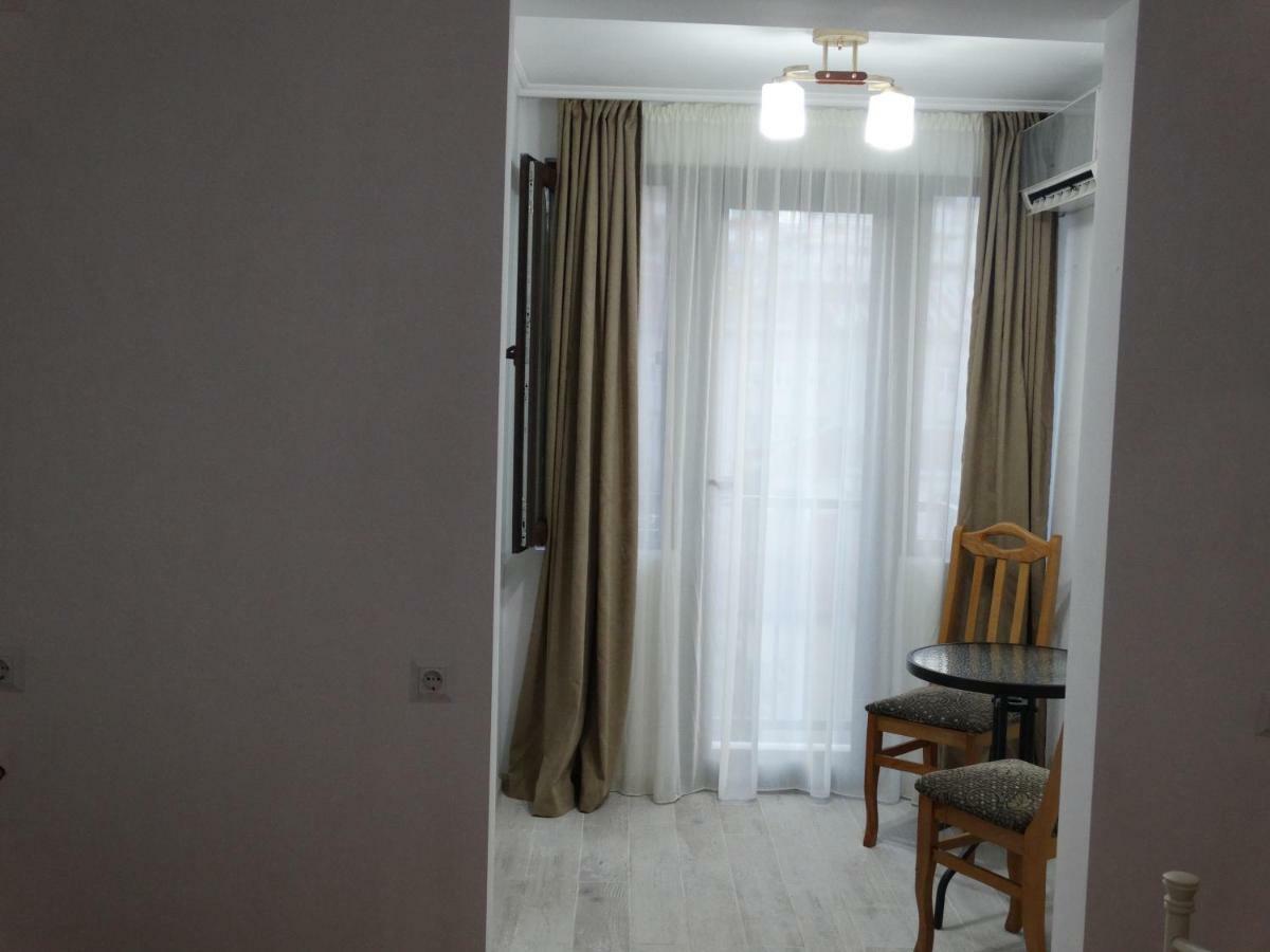 Gulnasi'S Guesthouse Batumi Bagian luar foto