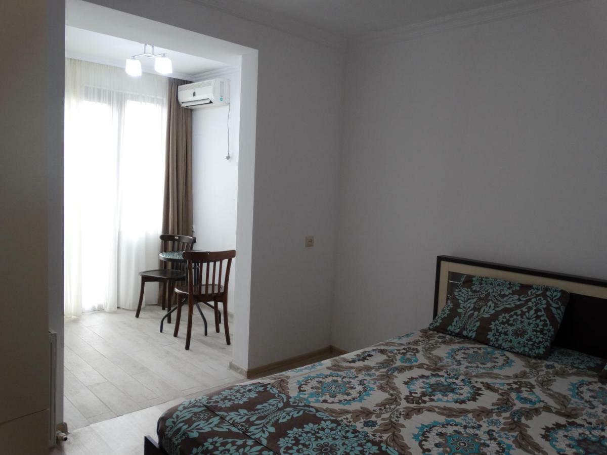 Gulnasi'S Guesthouse Batumi Bagian luar foto