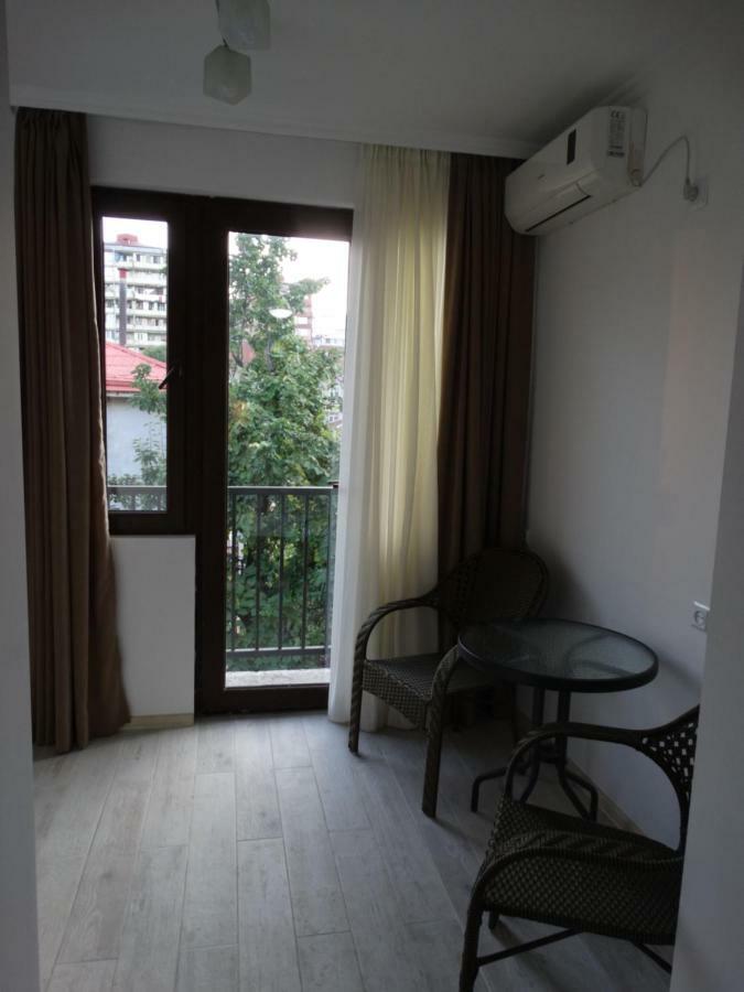 Gulnasi'S Guesthouse Batumi Bagian luar foto