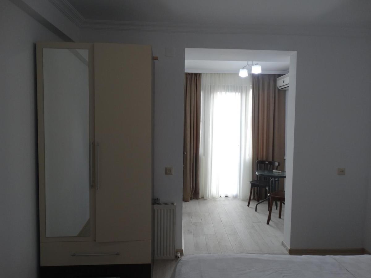 Gulnasi'S Guesthouse Batumi Bagian luar foto