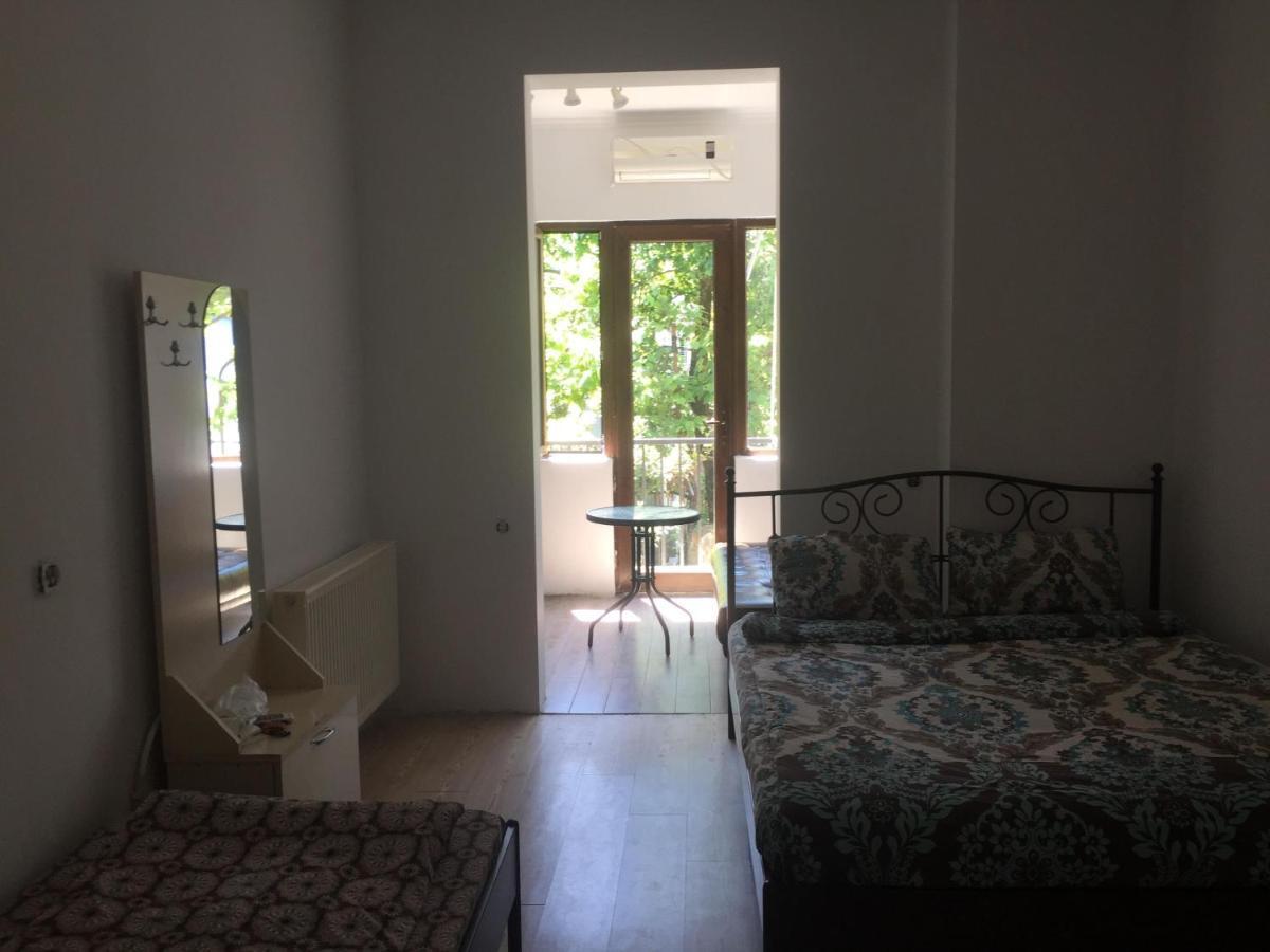 Gulnasi'S Guesthouse Batumi Bagian luar foto